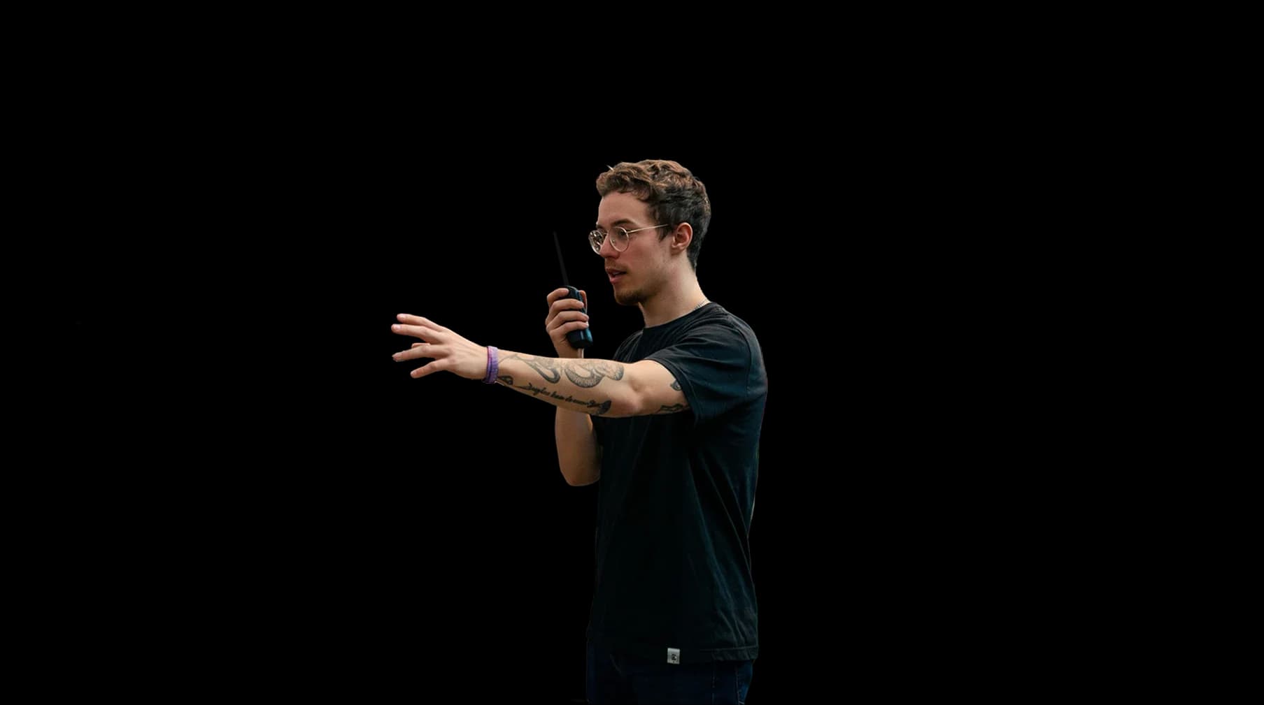 Tobiasz Smith am Set mit Funkgerät und Kamera