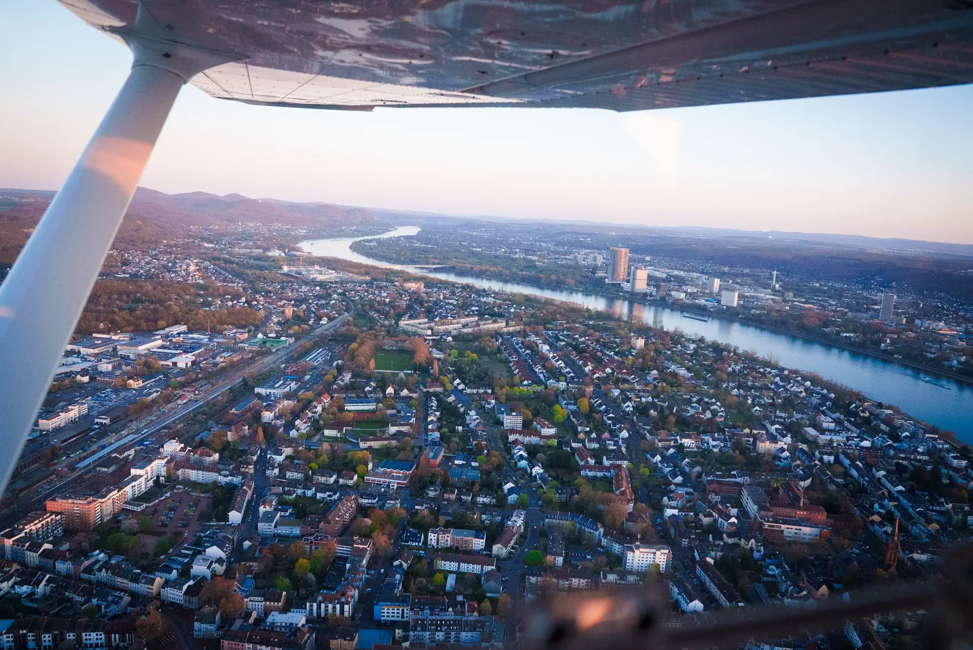 Blick aus dem Flugzeug auf Bonn und den Rhein