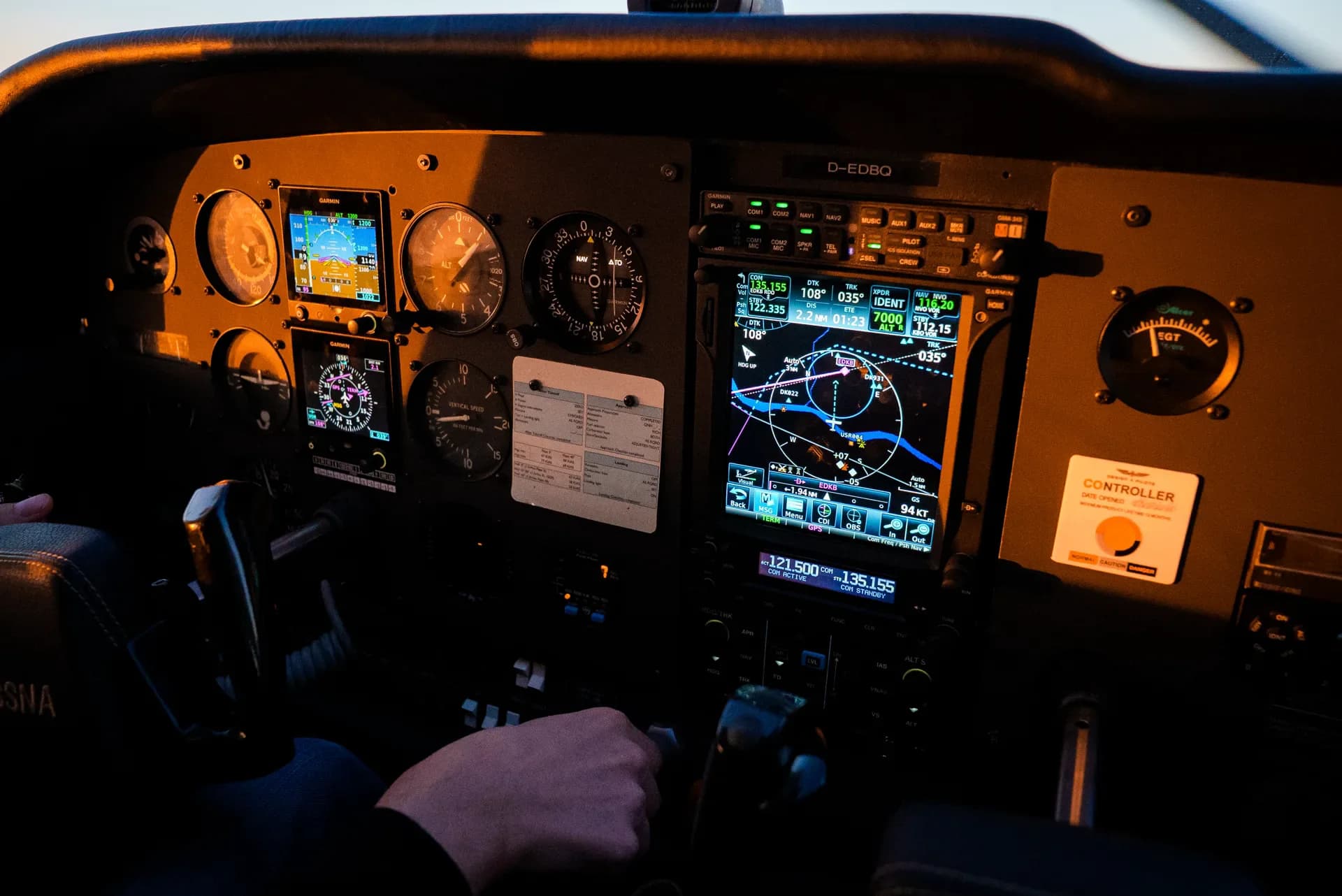 Cockpit mit Instrumenten während des Flugs