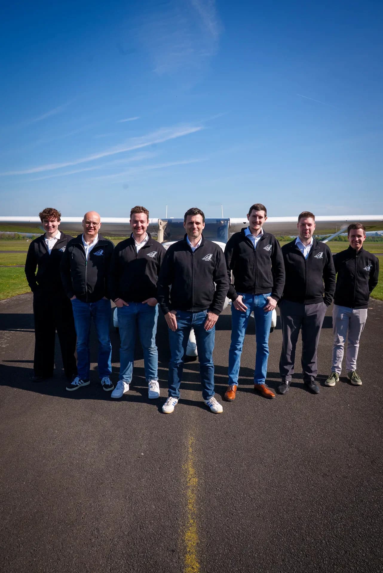 Das Team der AAT Flugschule auf dem Rollfeld
