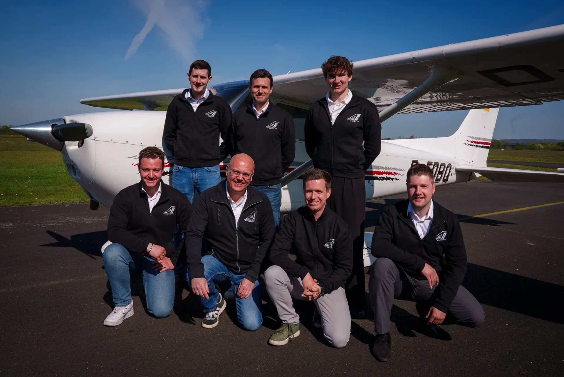 Fluglehrer der AAT Flugschule vor dem Flugzeug