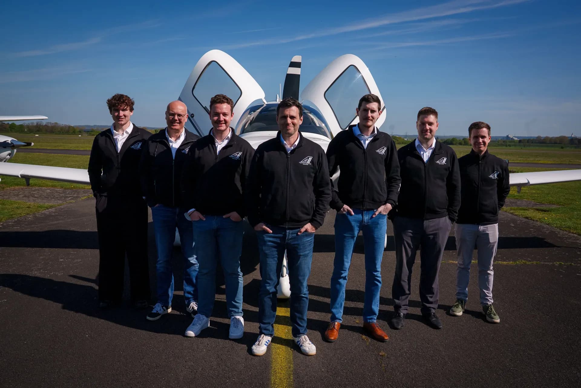 Team vor einer Cirrus mit geöffneten Türen