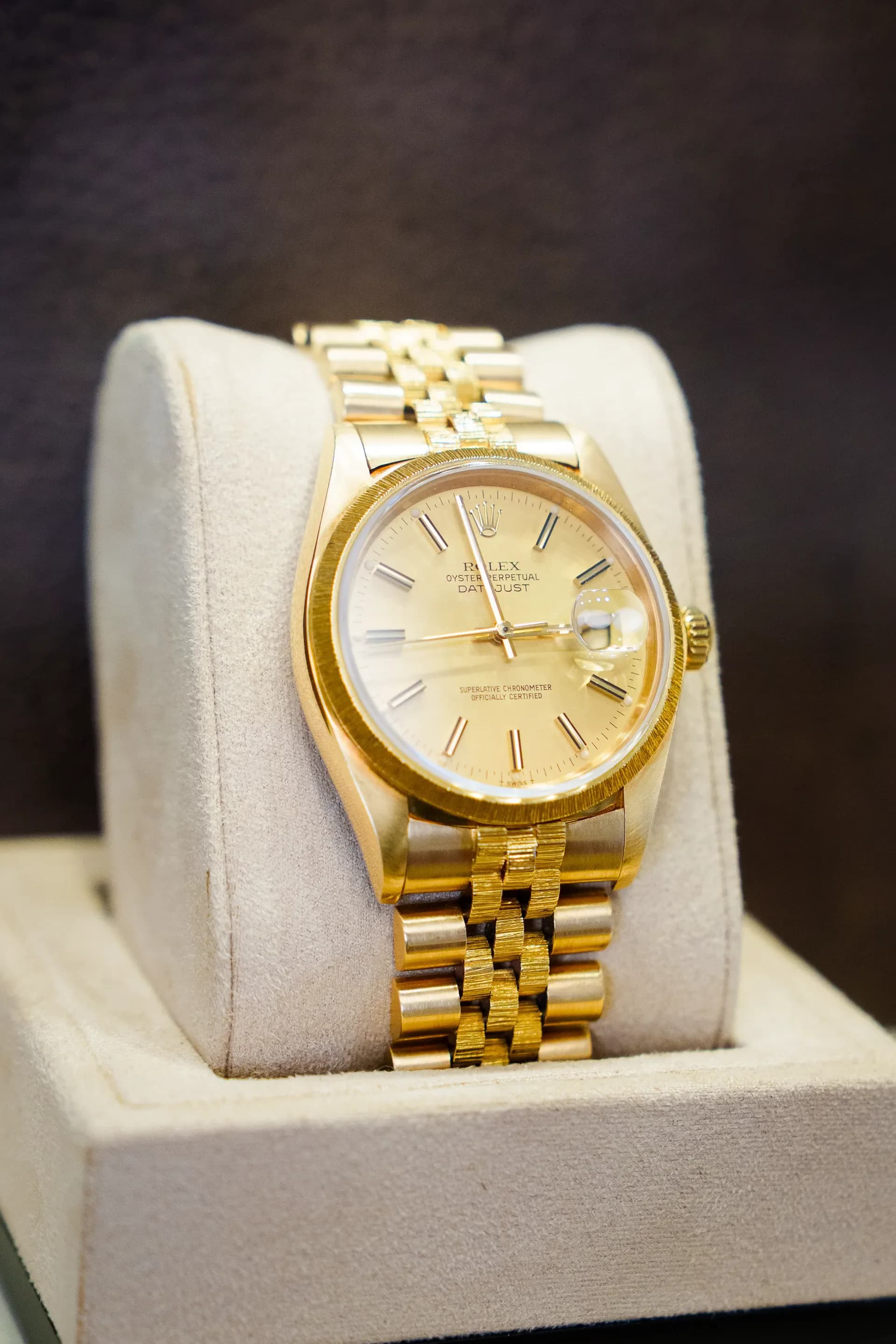 Rolex Datejust in Gold auf dem Uhrenkissen